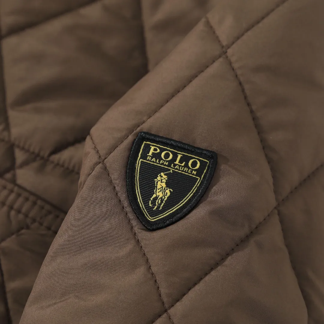 P370 #R50 Ralph Lauren/Ralph Lauren classic old money style workwear rhombus retro cotton jacket. Inspired by retro workwear, it reshapes the contemporary British style. Imported machine-pressed diamond quilting technology, every quilting line is accurately aligned, and the details are full of ingenuity; three-dimensional tailoring creates a neat H-shaped silhouette, and it can still remain light and straight when worn in multiple layers in autumn and winter. Customized metal buttons, low-key embellished textured corduroy lapel design, full of retro atmosphere, 37.5° temperature control black technology, breathable and moisture-proof, locks in temperature and sweat, waterproof and snow-proof fabric, no fear of bad weather, anti-run cotton patented technology, warm and soft, long-wearing without deformation, five high-end colors: navy | khaki | black | green | brown, easily suitable for commuting, leisure, and travel. Wearing one piece gives off a calm temperament of "old money style", and you can have both style and warmth in low-temperature weather.  Color: Navy blue, black, khaki, military green, brown Size: S M L
